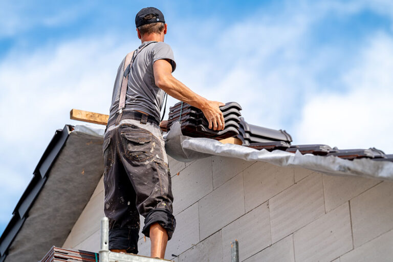 Dachdecker bei der Arbeit